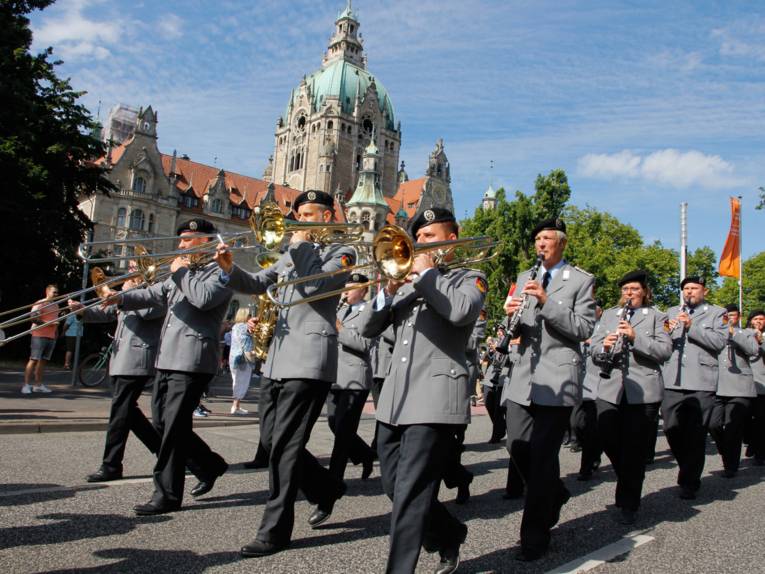 Musiker*innen vor dem Neuen Rathaus Hannover.